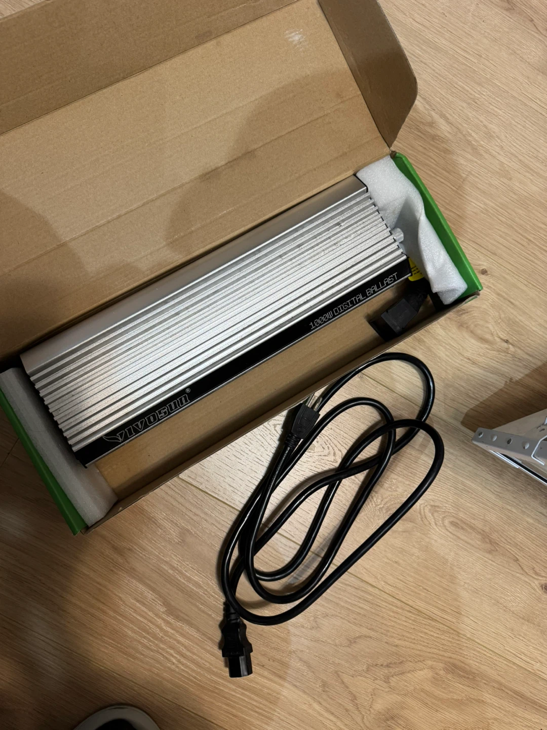 Sun System Grow Light Reflector with. Ballast and Lamps - photo 3