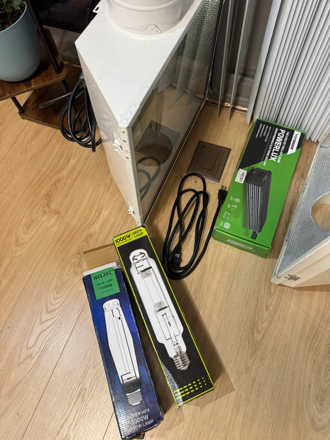 Sun System Grow Light Reflector with. Ballast and Lamps