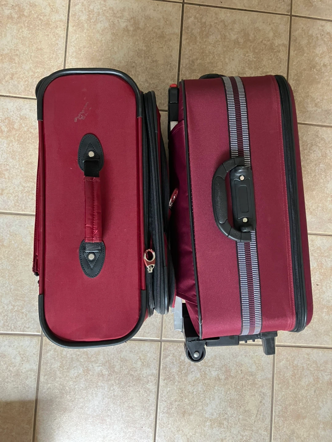Two red suitcases - photo 2