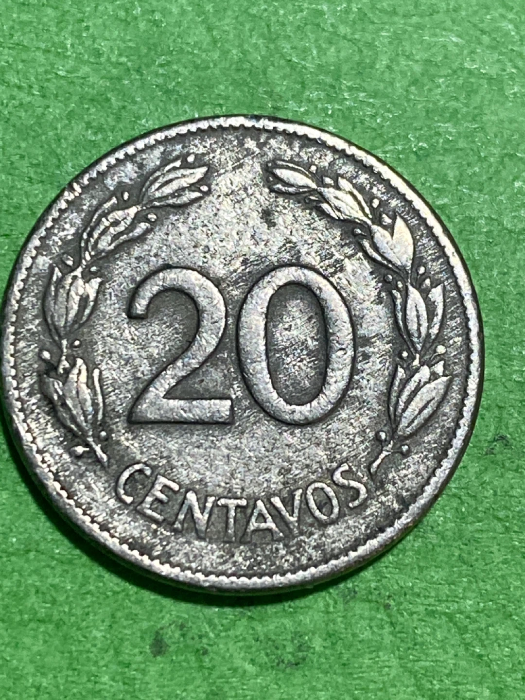 1946 Ecuador 20 Centavos Coin - photo 2