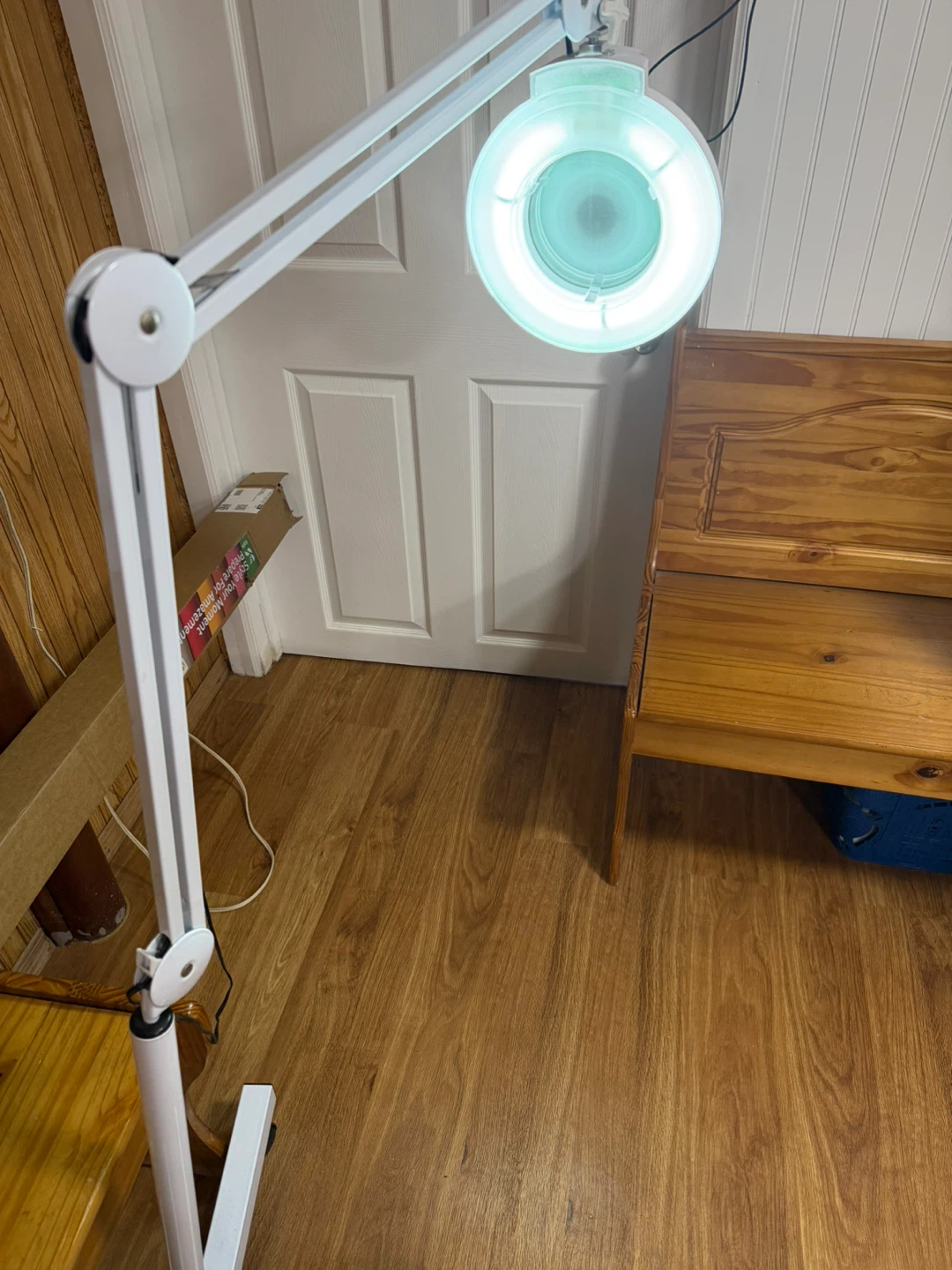 White Magnifying Lamp with Stand