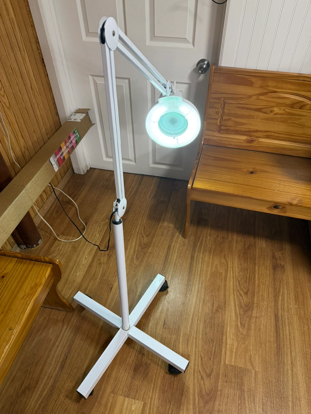 White Magnifying Lamp with Stand - photo 2