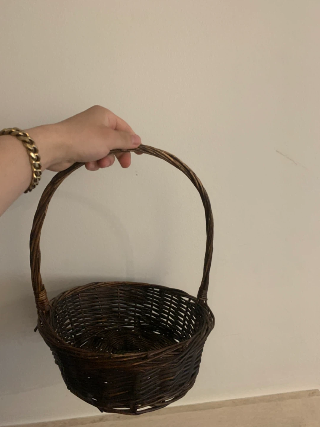Wicker basket with handle
