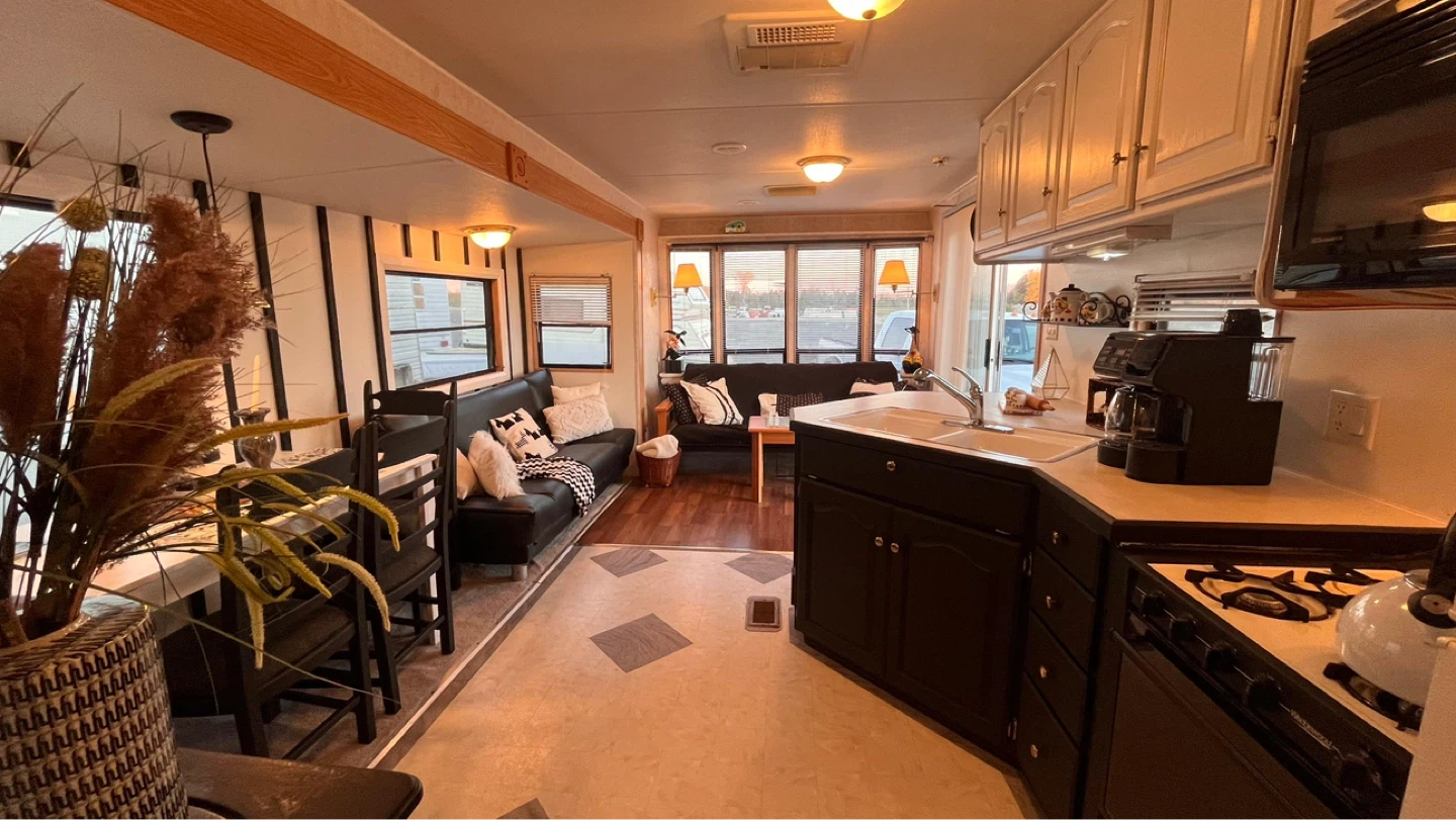 Gorgeous Citation park trailer 34ft &9500 FIRM - photo 2