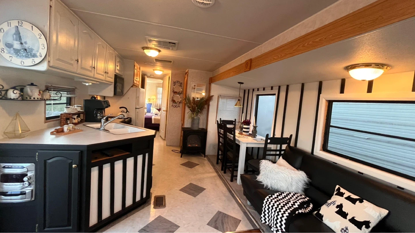 Gorgeous Citation park trailer 34ft &9500 FIRM