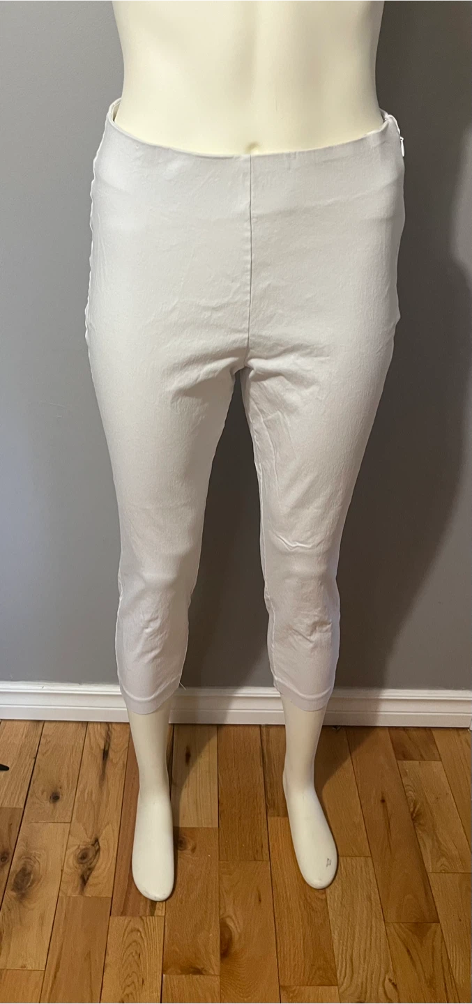 Ricki’s White Capris medium size