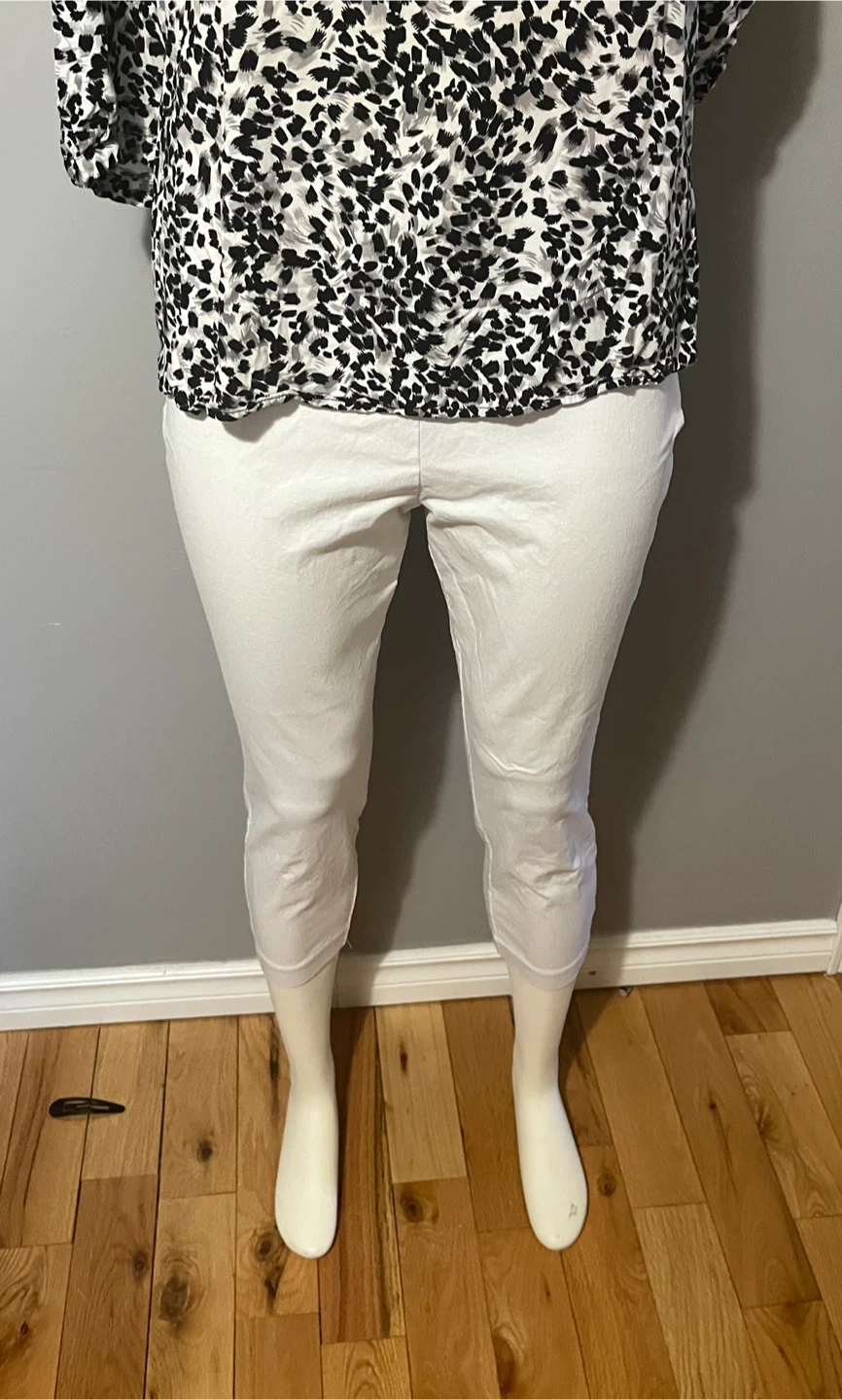 Ricki’s White Capris medium size - photo 5