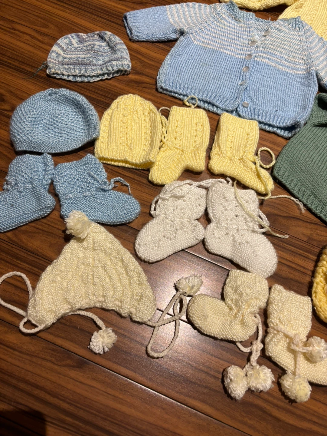 Hand-knitted baby clothes and accessories lot - photo 2