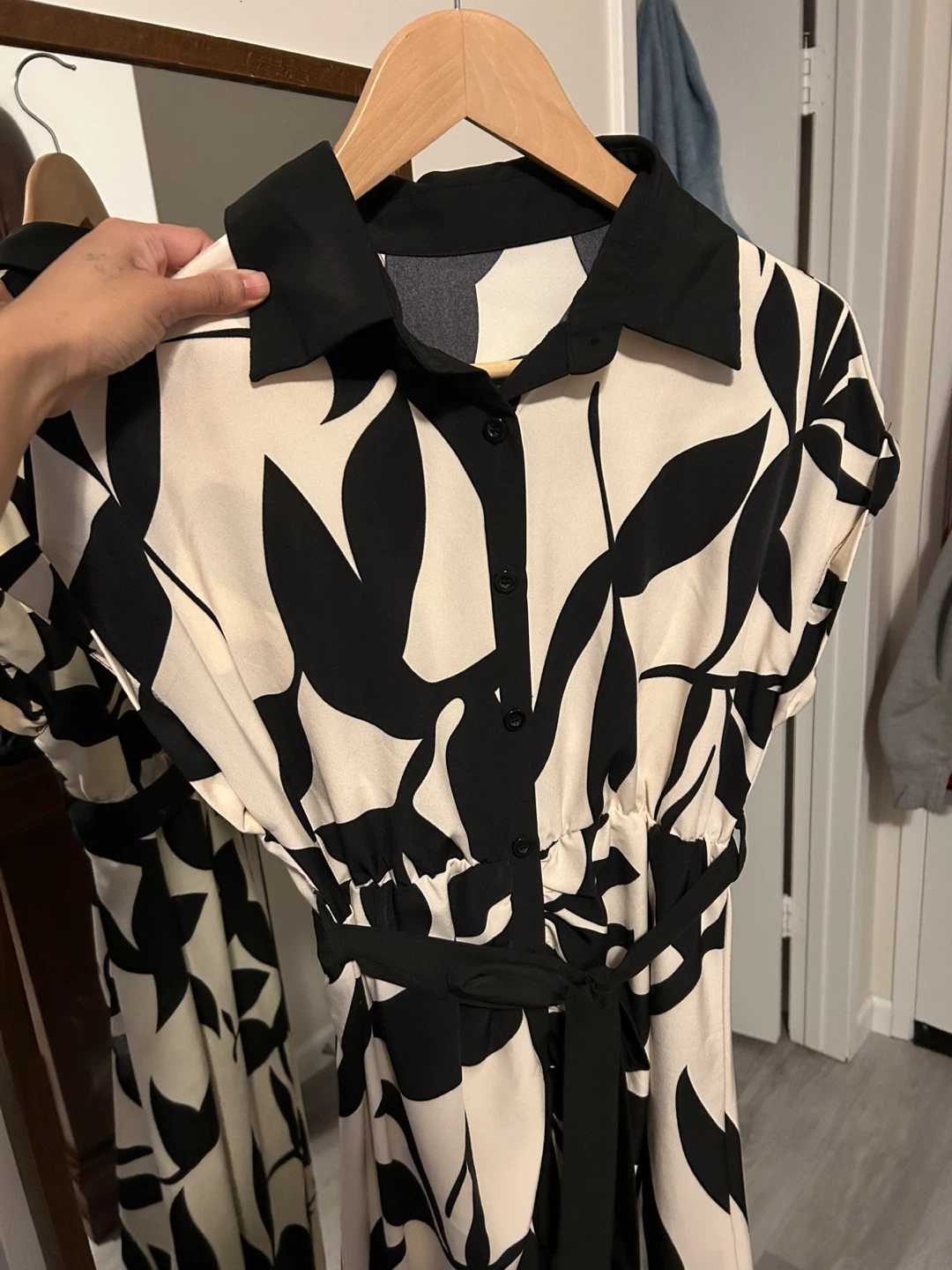 Black and White Leaf Print Button-Up Midi Dress with Belt - photo 2