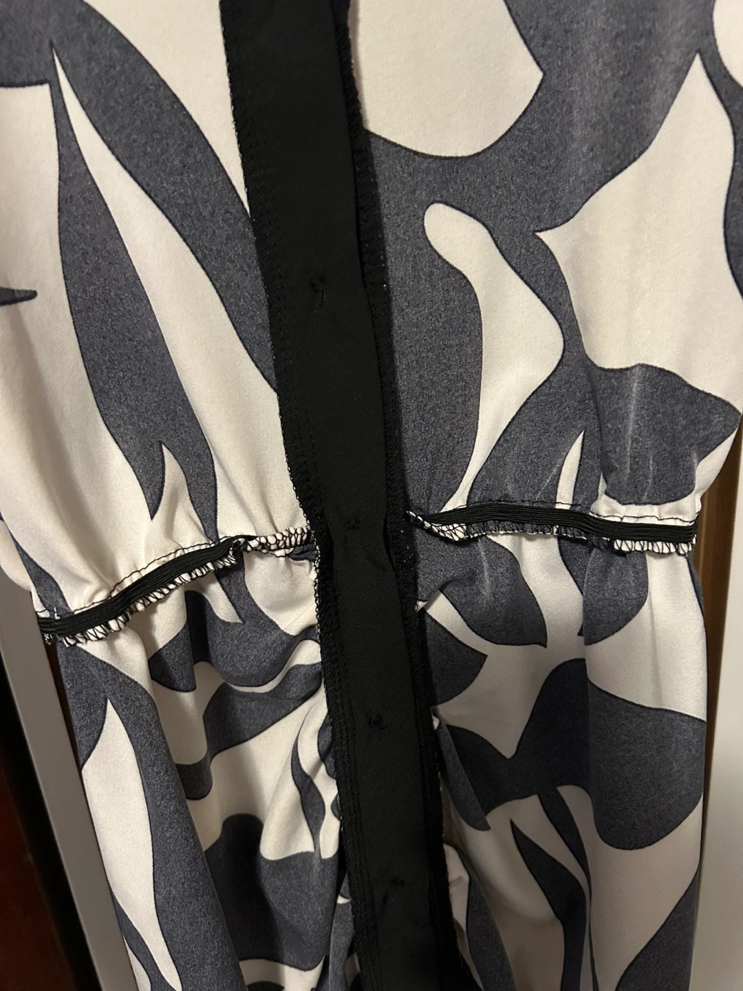 Black and White Leaf Print Button-Up Midi Dress with Belt - photo 3