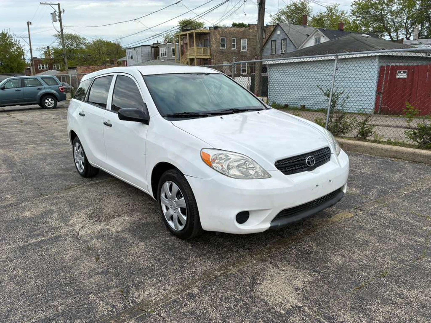 2007 White Toyota Matrix con 127 mil millas