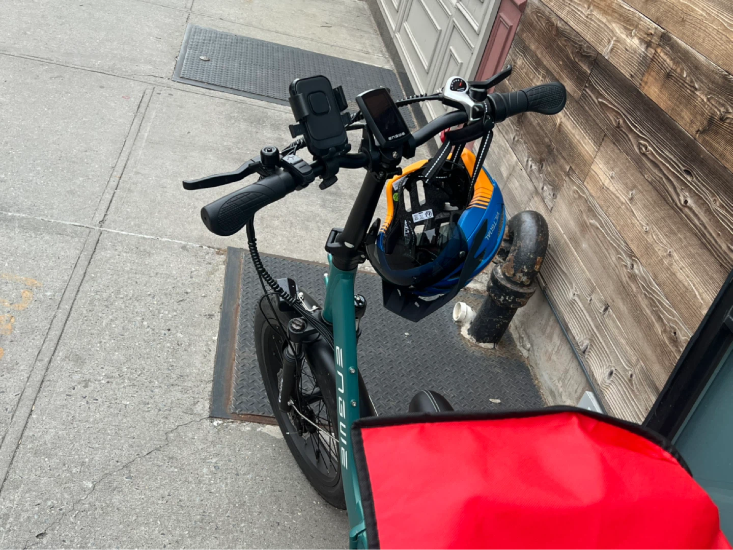 ENGWE Electric Bike with Basket and Red Insulated Bag - photo 3