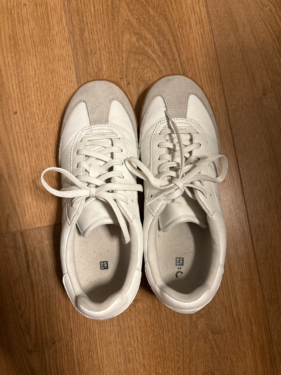 Unisex UNIQLO White & Grey Leather Sneakers