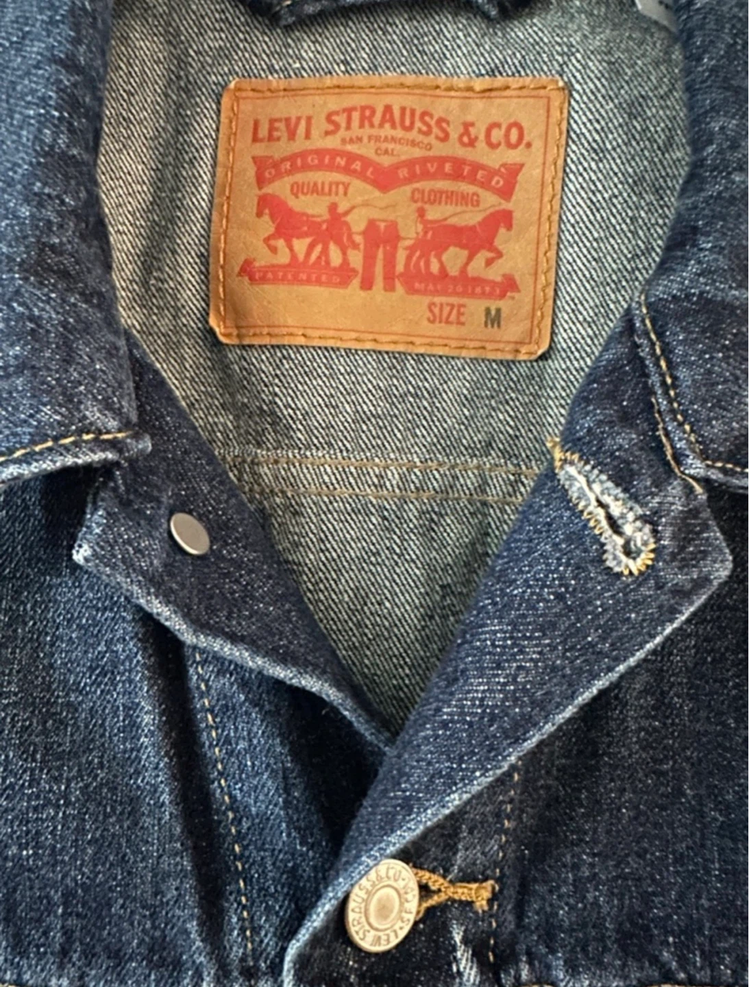 Men’s Levi's® Dark Denim Cut-Off Trucker Vest - photo 5