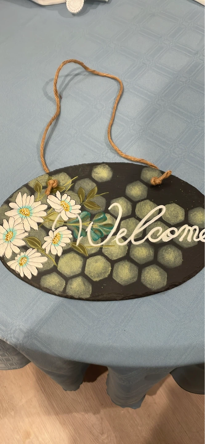 Hand-Painted Oval Welcome Sign with Daisies