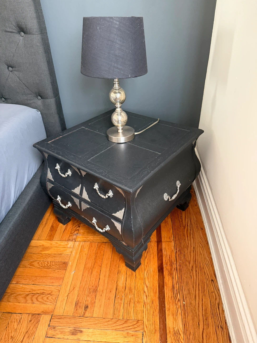 Antique french provincial Nightstand with lamp - photo 2