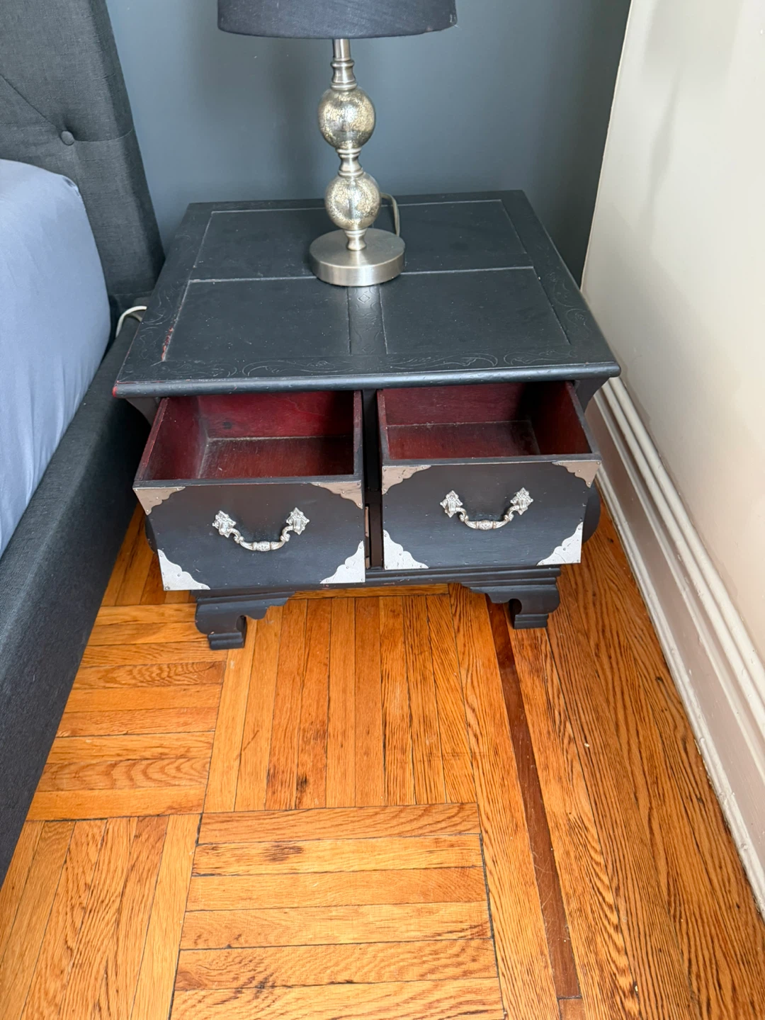 Antique french provincial Nightstand with lamp - photo 4