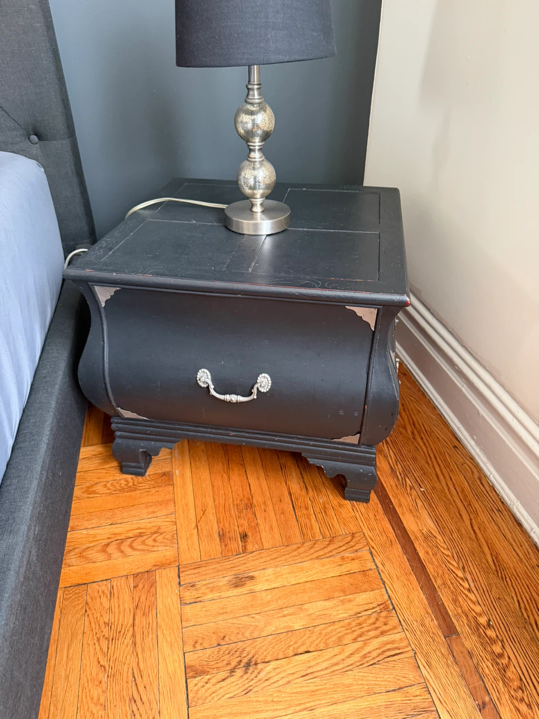 Antique french provincial Nightstand with lamp - photo 3