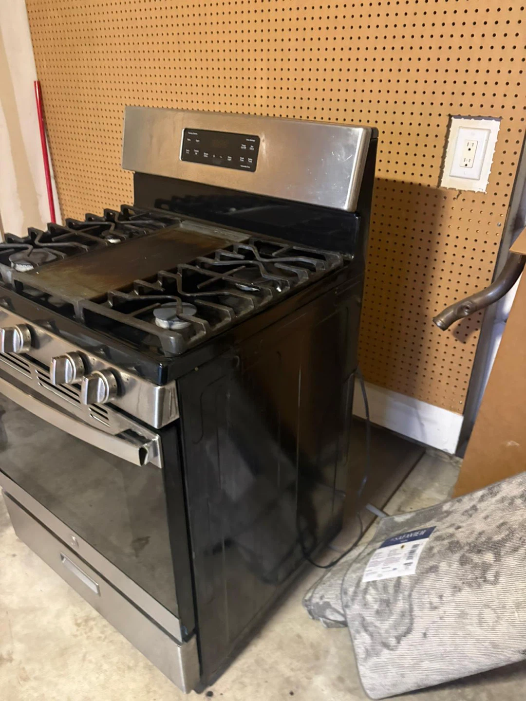 GE Gas Range with Griddle - photo 3