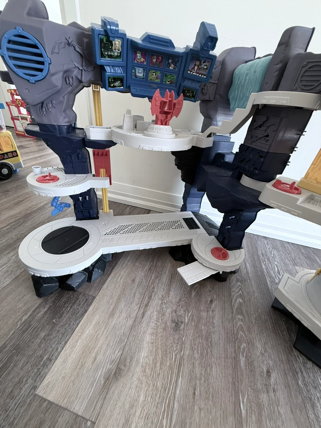 Fisher-Price Imaginext DC Super Friends Bat-Tech Batcave - photo 4