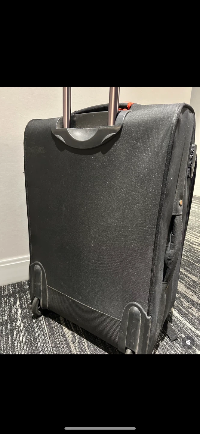 Black 26" luggage &30" white luggages - photo 5