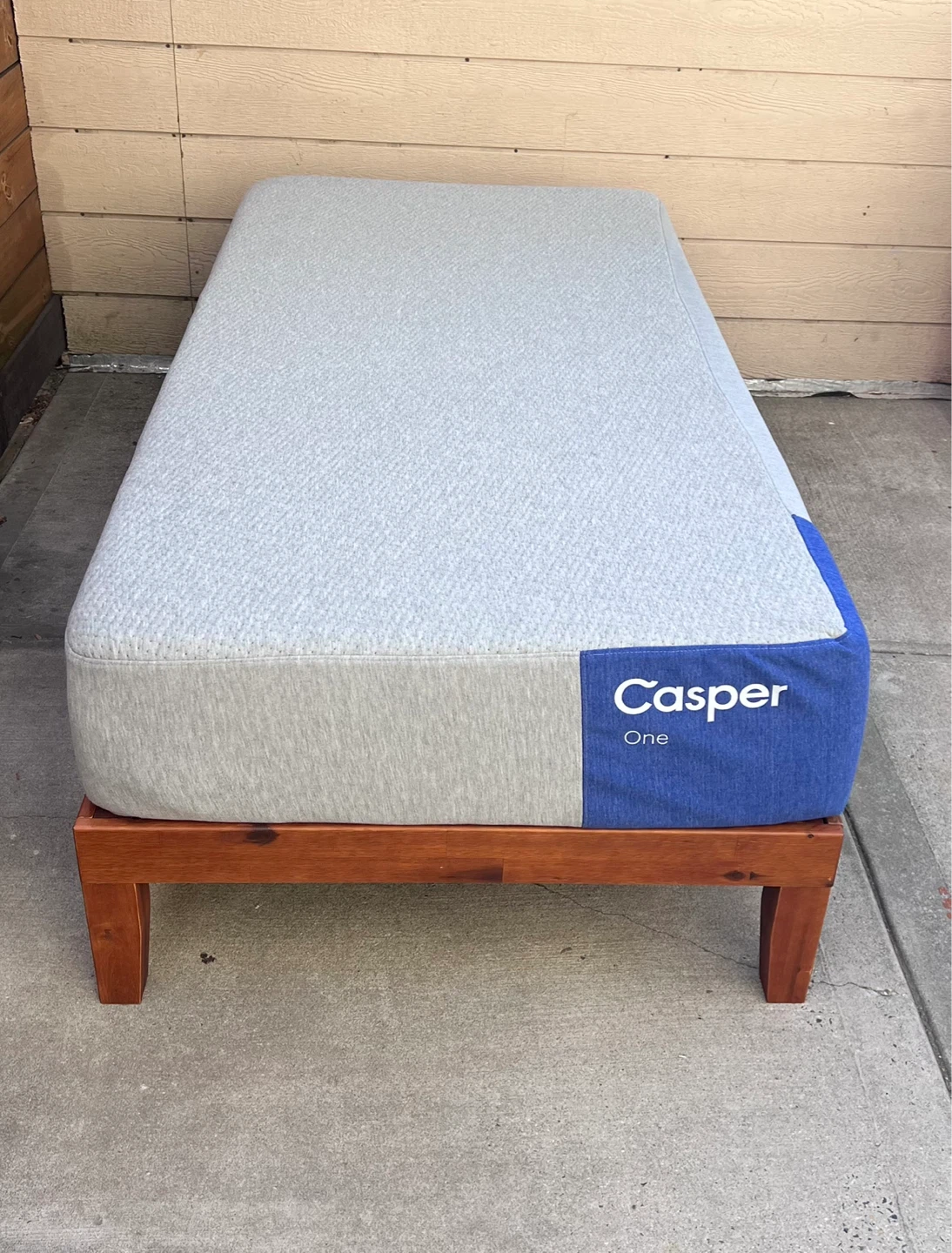 Delivery Casper mattress Wooden Bed Frame. Cama con colchon
