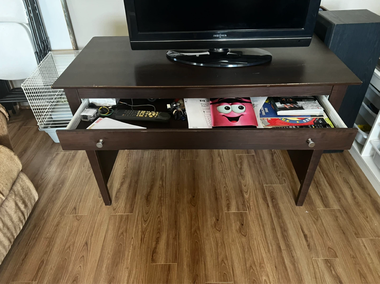 Bureau brun foncé avec tiroir