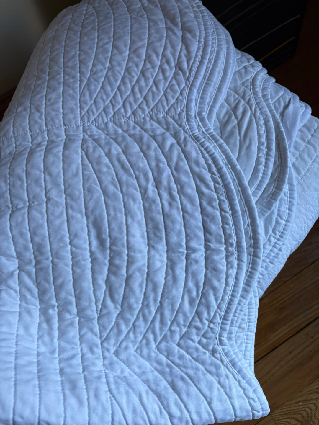 White Quilted Blanket Coverlet and 2 pillowcase. Size full/queen