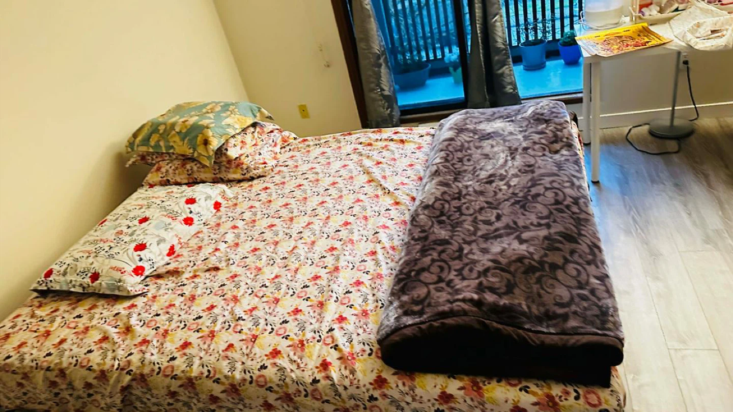 Queen Size Bed Frame with ikea hybrid mattress - photo 2