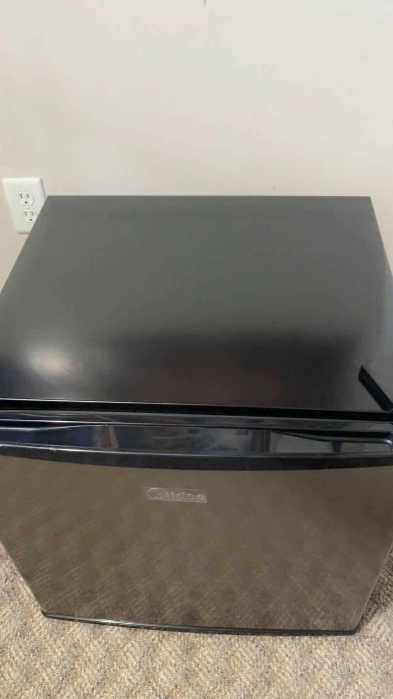 Midea Mini Fridge - photo 2