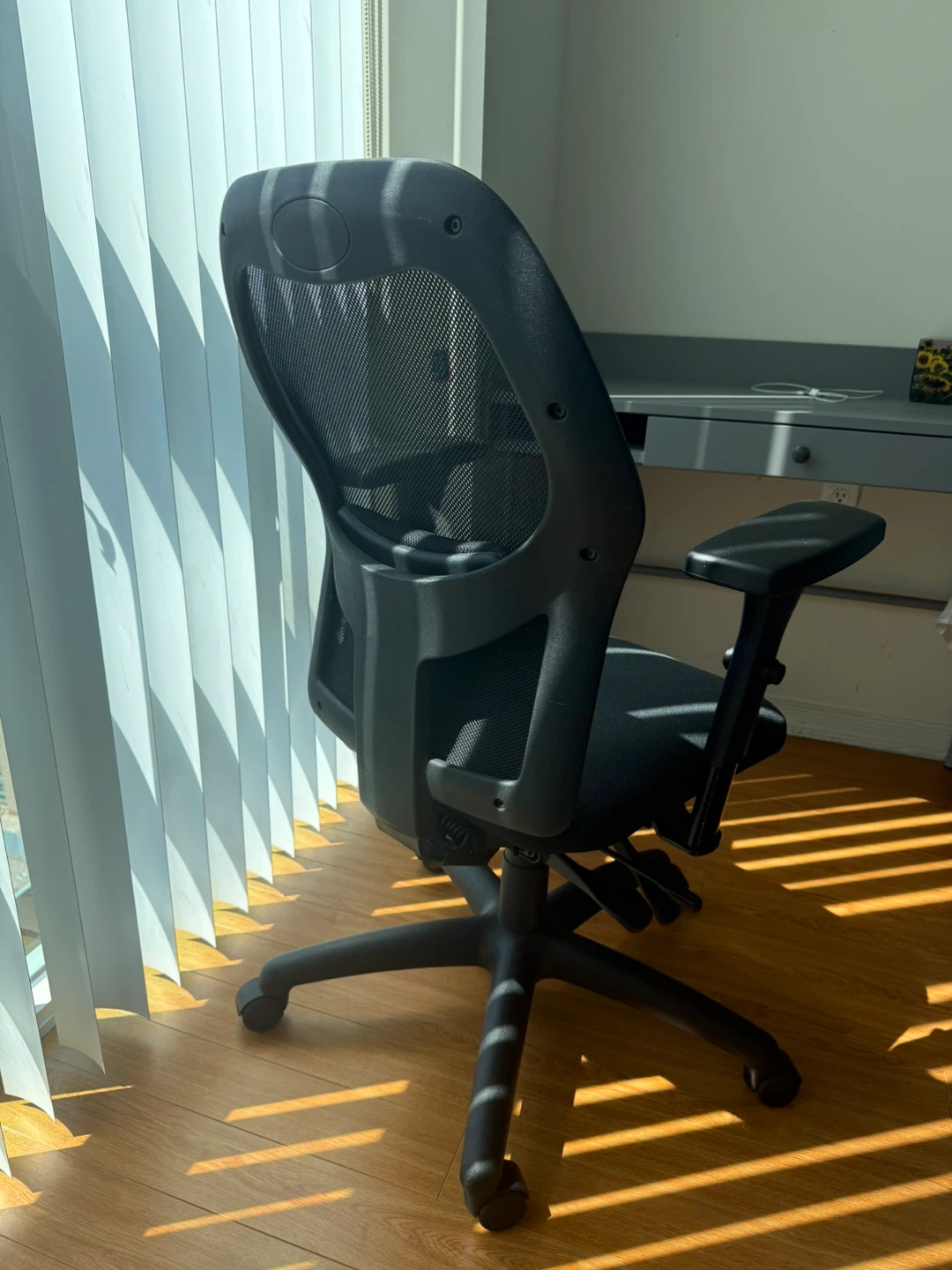 Black Mesh Office Chair - photo 2