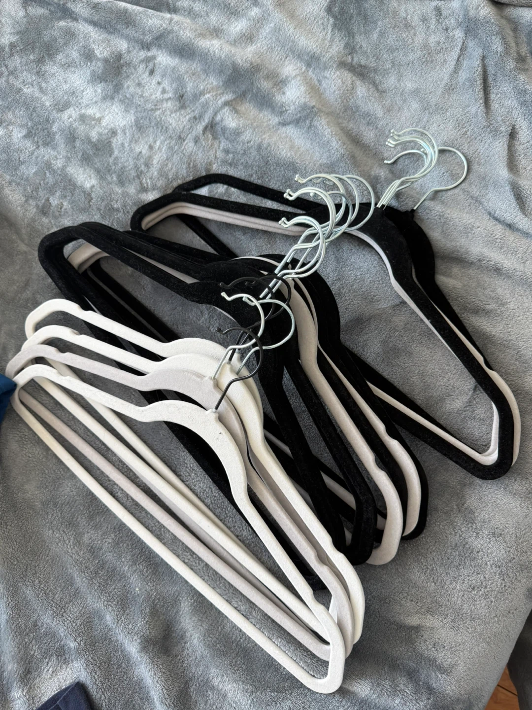 20 Velvet Hangers - Black and Grey