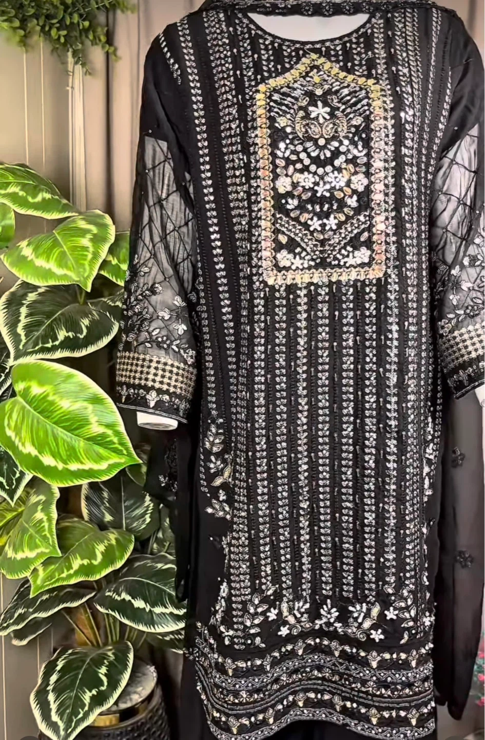 Brand New 3 piece chiffon embroidery suit  Medium black n gold - photo 3