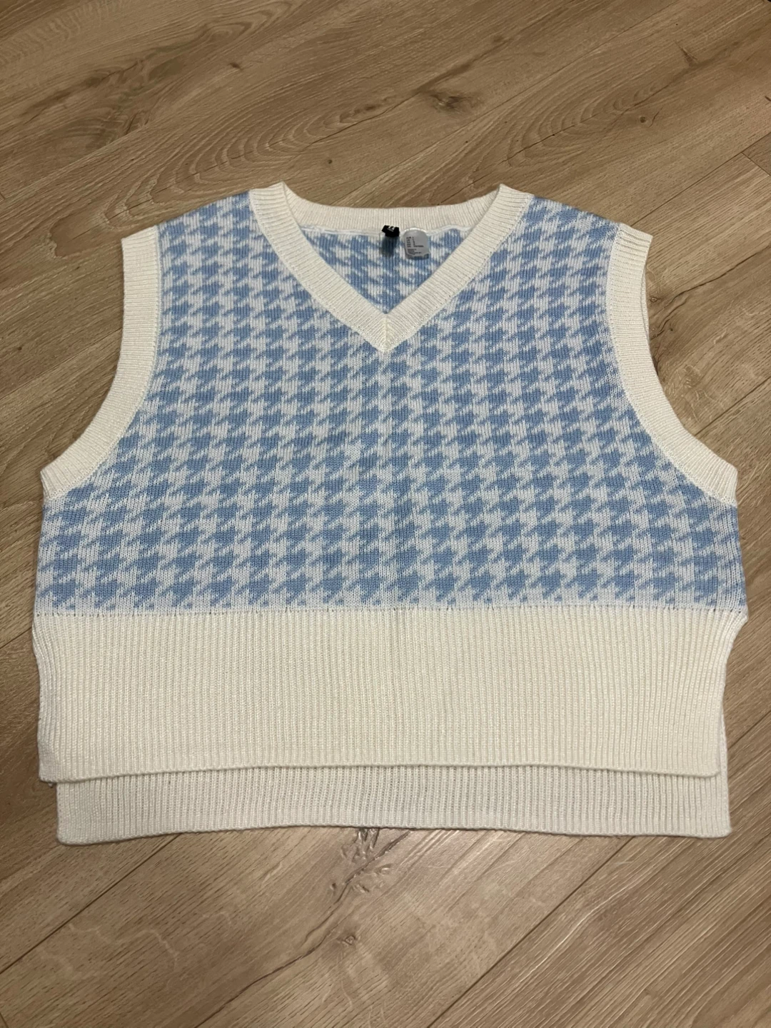 Sweaters tops garage sale - photo 4