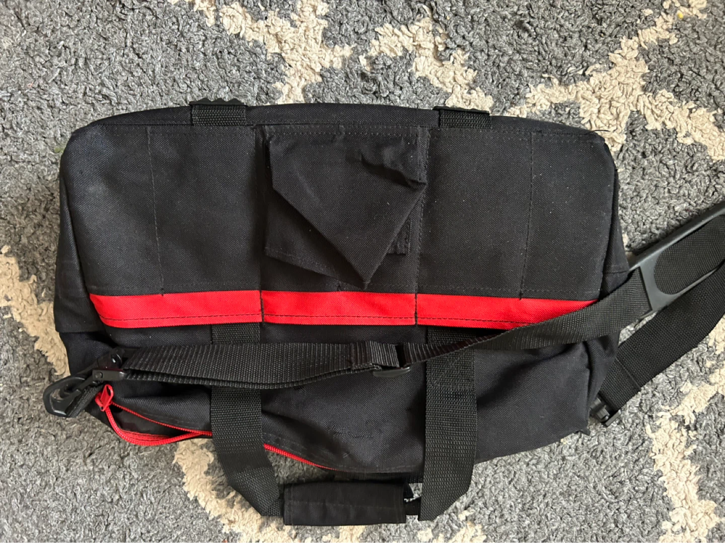 Igloo Black & Red Cooler Bag with Side Pockets - photo 2