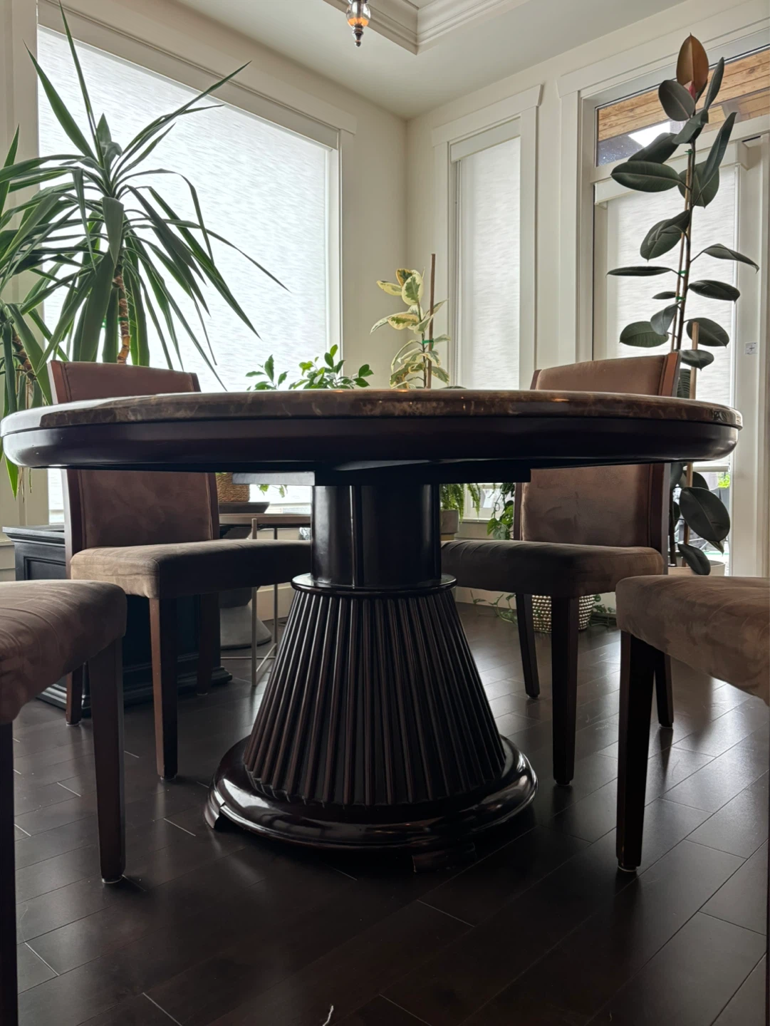 Round Marble Top/Wood Base Dining Table + 5 Chairs - photo 3