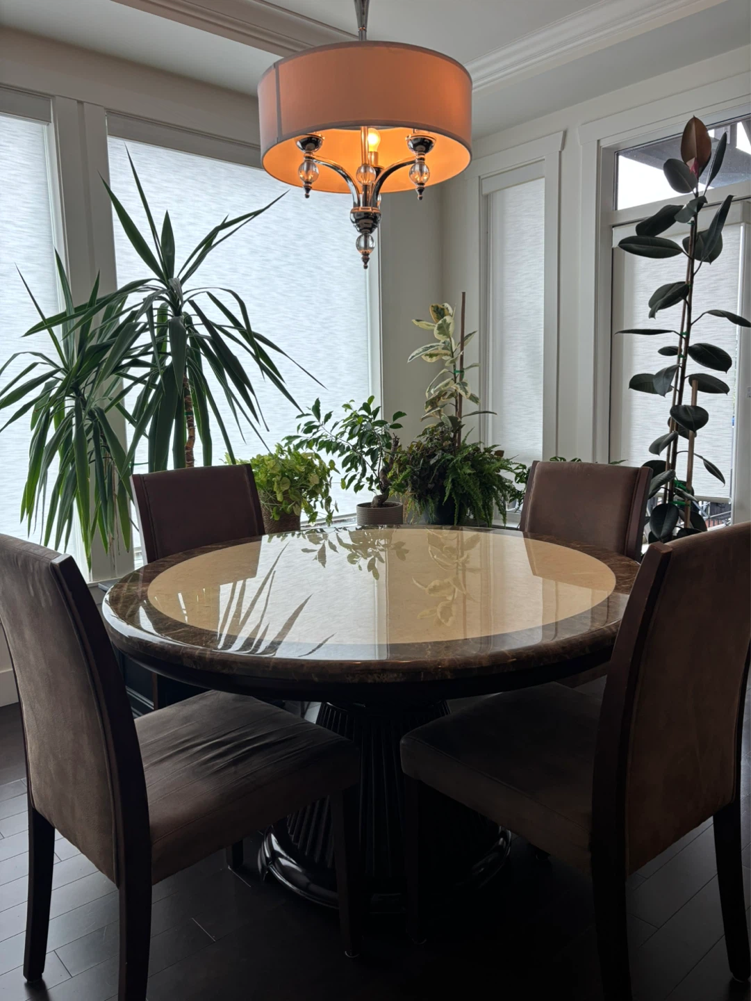 Round Marble Top/Wood Base Dining Table + 5 Chairs - photo 2