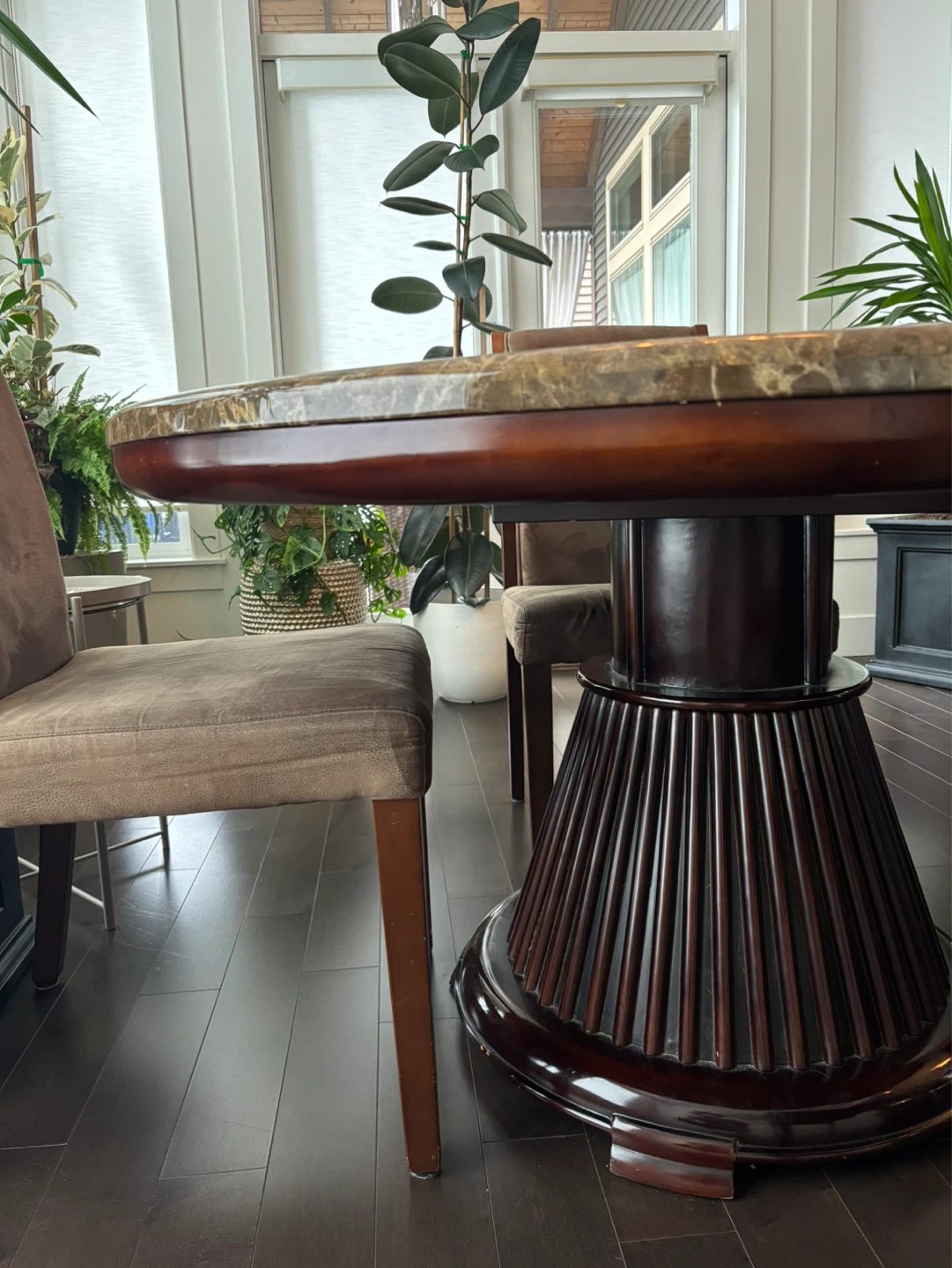 Round Marble Top/Wood Base Dining Table + 5 Chairs - photo 4