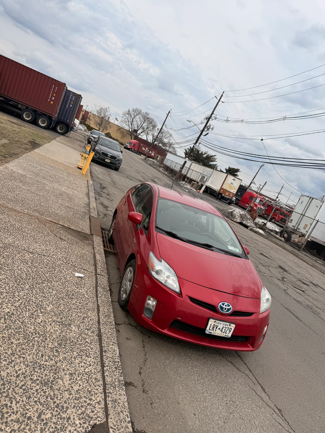 Red Toyota Prius - photo 4
