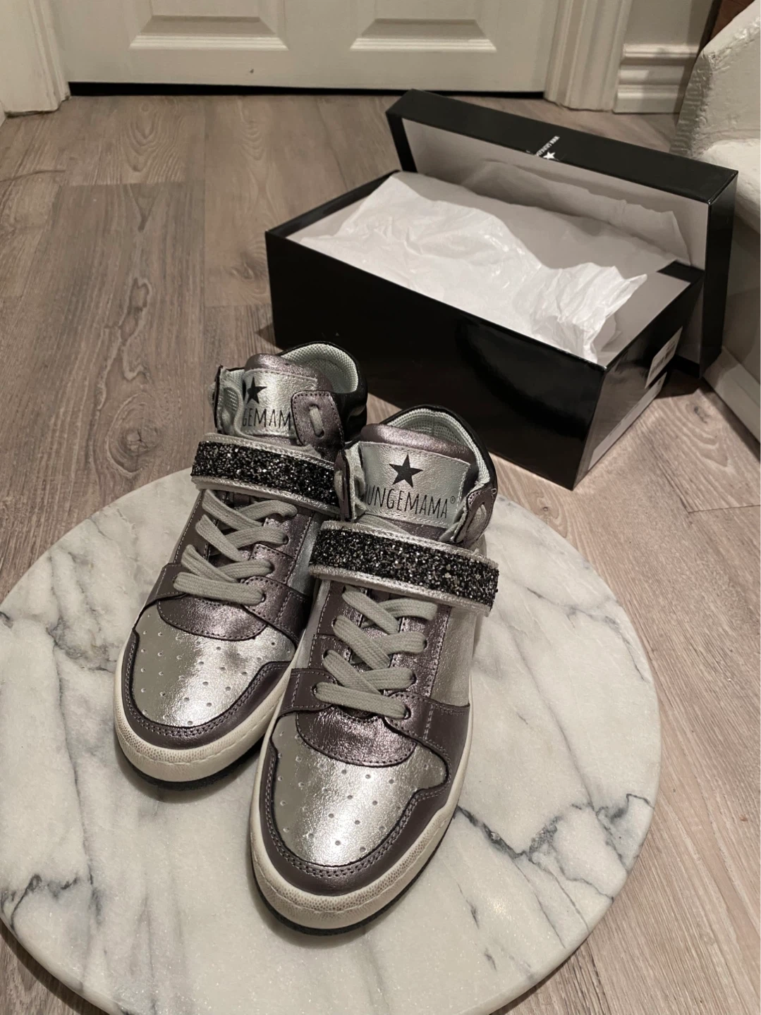 BRAND NEW STUNNING LEATHER Silver Sneakers from France - photo 4