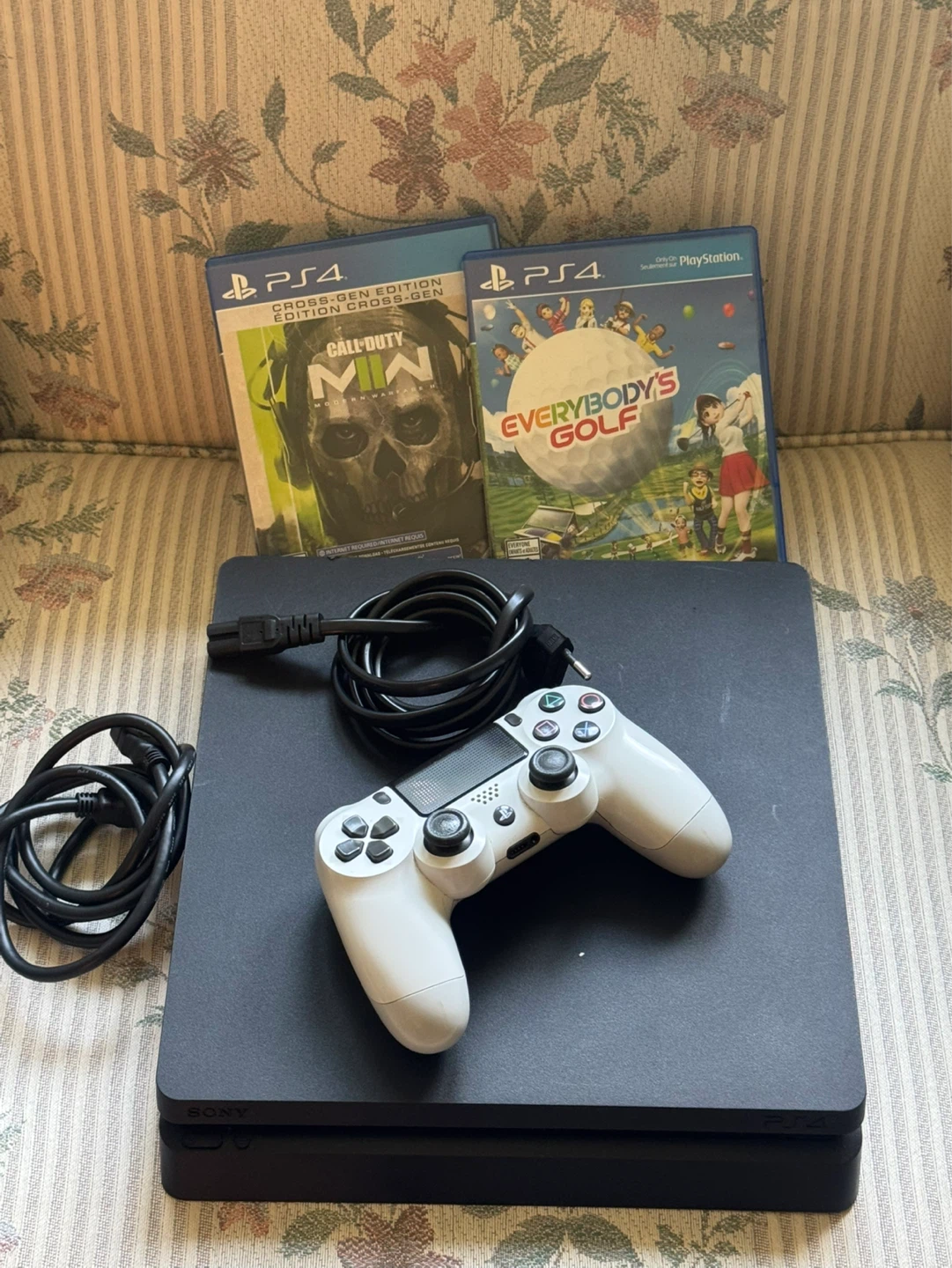 PlayStation 4 with 2 Games - photo 2