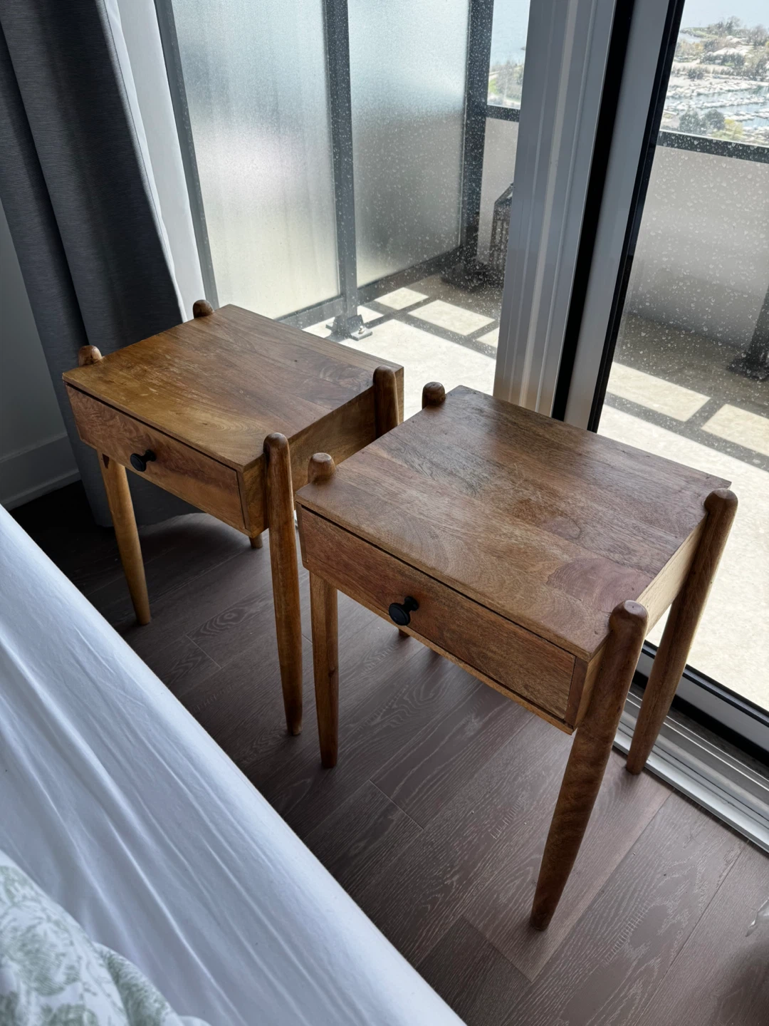 Set of 2 Wooden Nightstands with Drawer