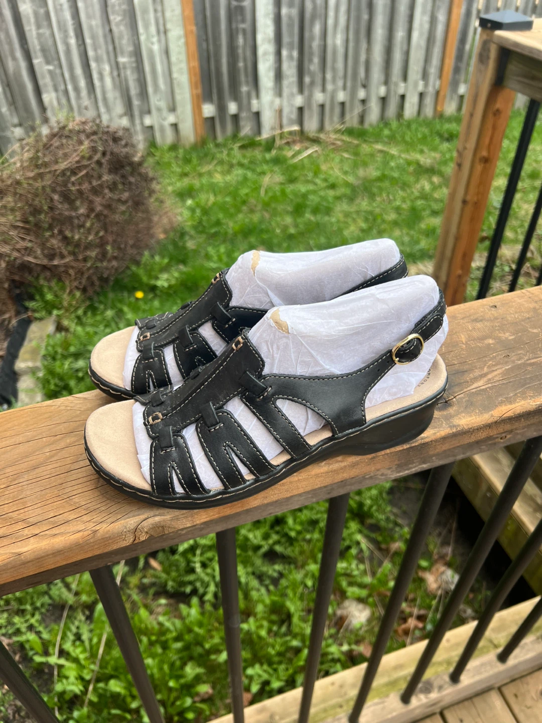 NEW Clarks Black Leather Sandals size 7 - photo 2