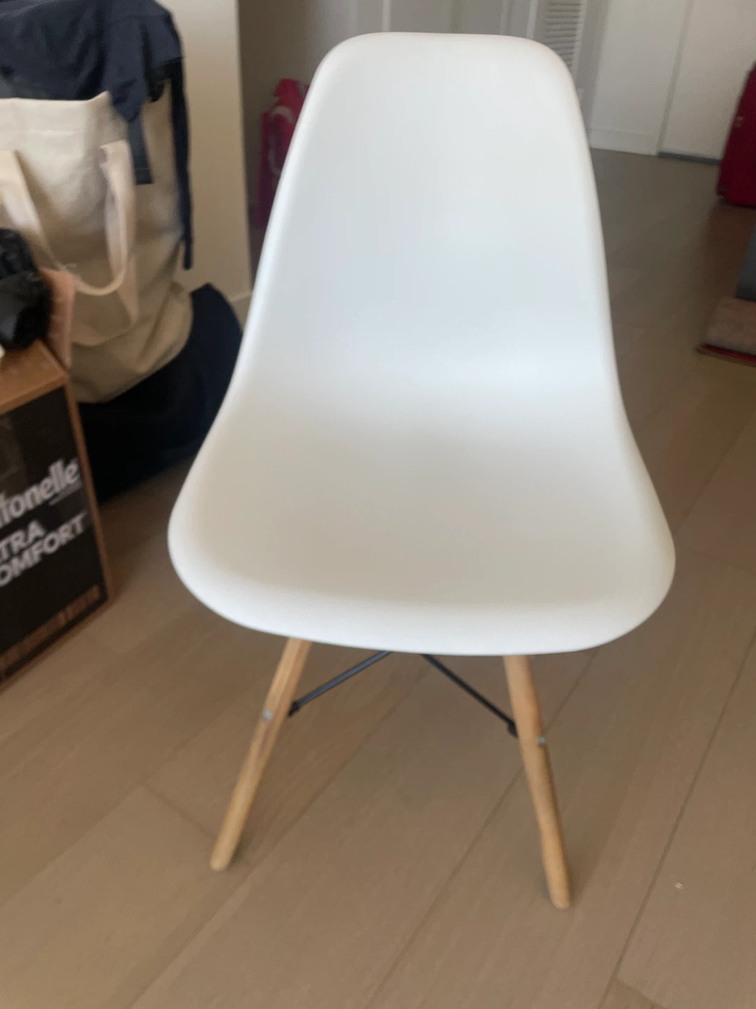 White Molded Accent Chair with Wood Legs - photo 3
