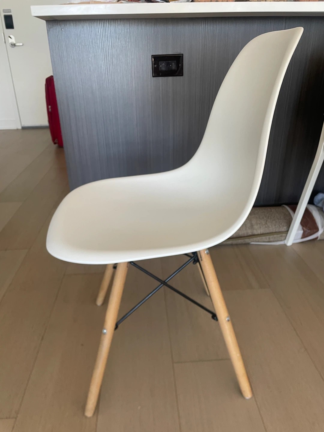 White Molded Accent Chair with Wood Legs - photo 2
