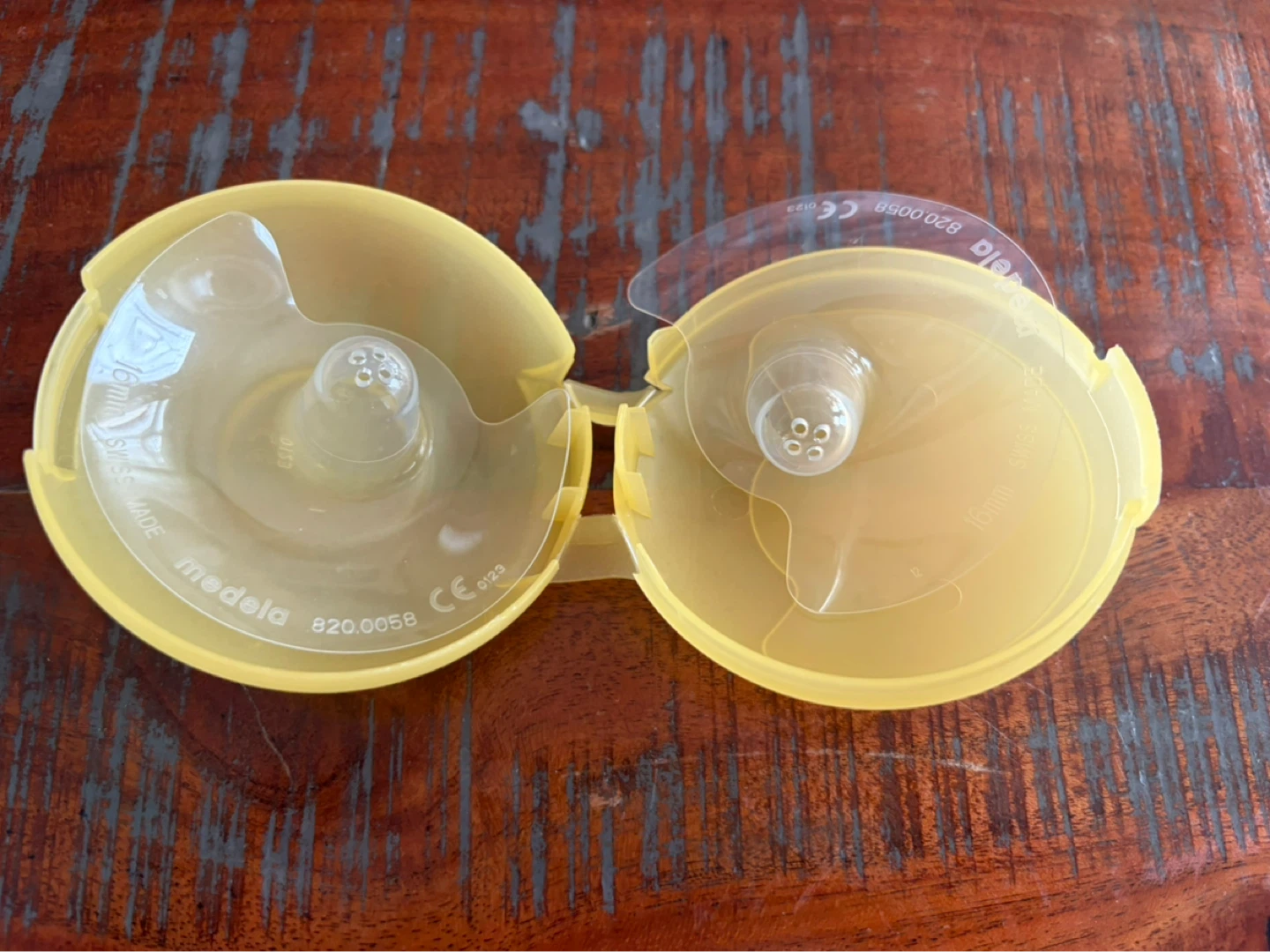 Silicone manual breast pump & Medela nipple shields - photo 2