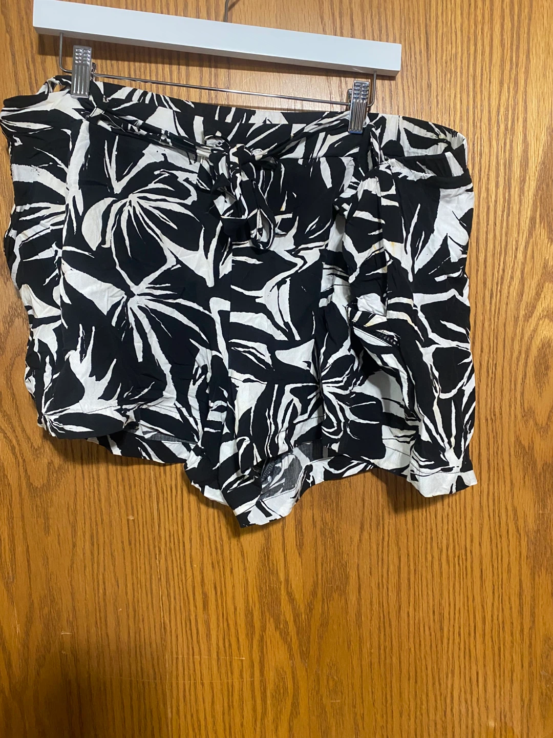 Plus size black white floral print with elastic waist and belt