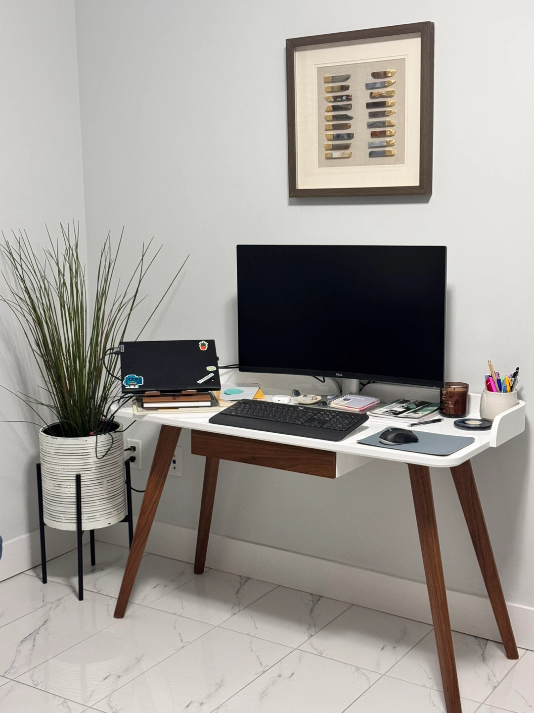 Structube Desk – Excellent Condition