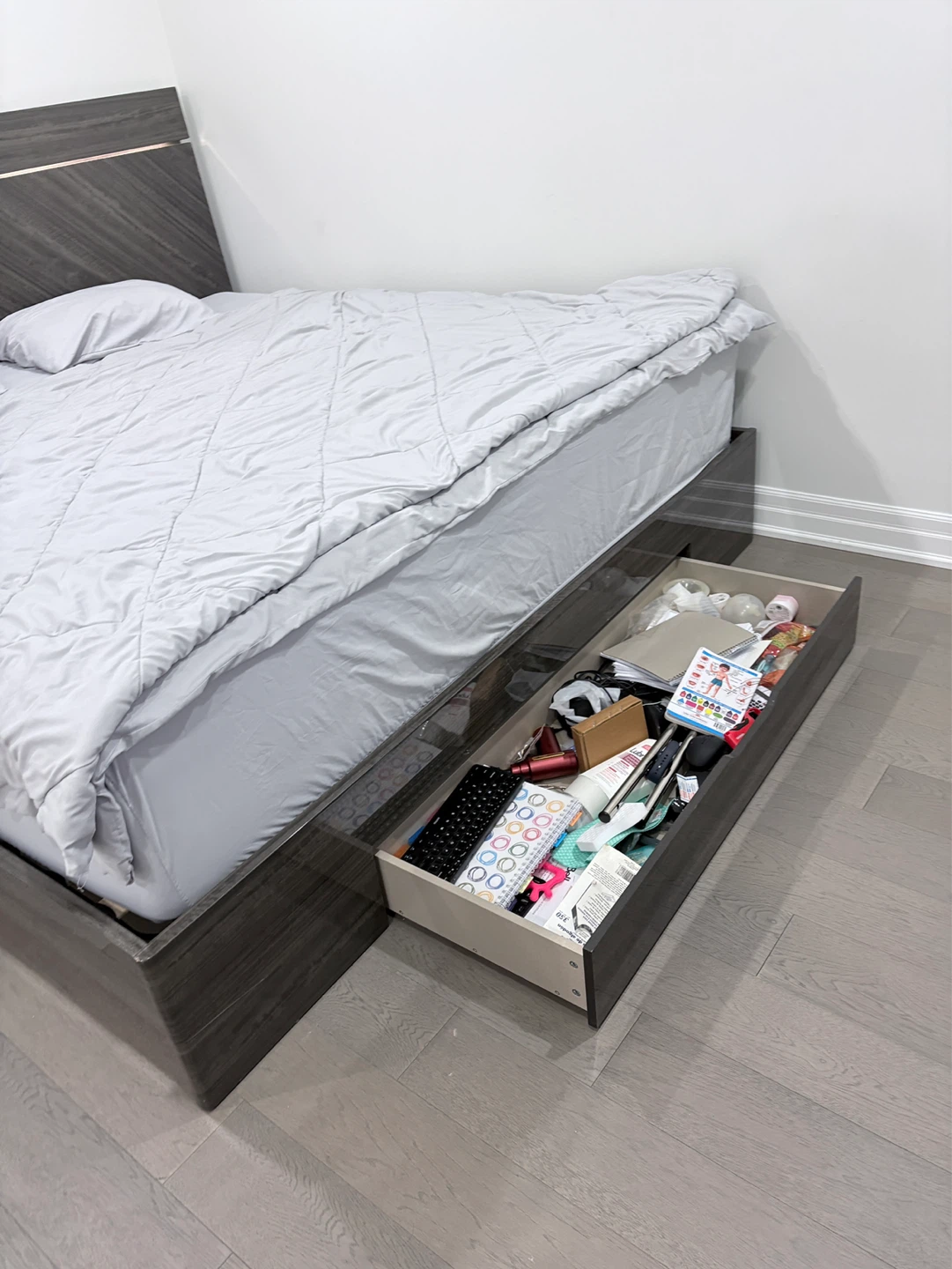 Modern King Size Bedroom Set with LED Lights & Storage - photo 2
