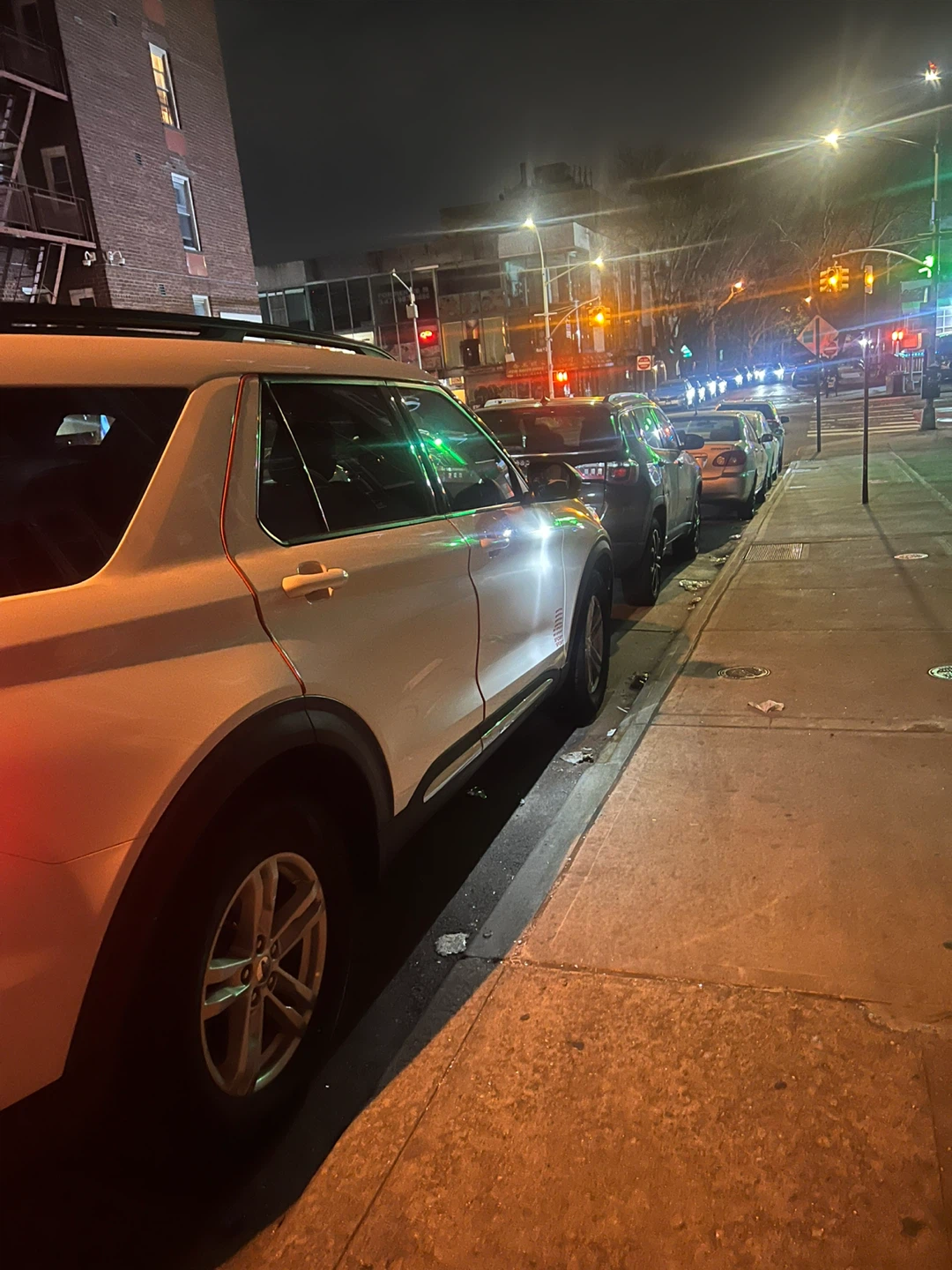 White Ford Explorer XLT